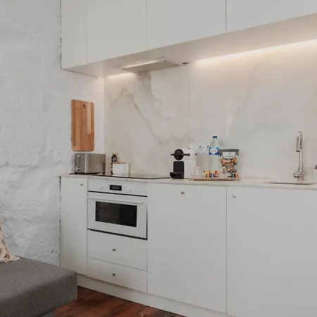 Skyline Cosy House, Downtown Near Metro Apartment