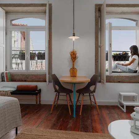 Skyline Cosy House, Downtown Near Metro Apartment